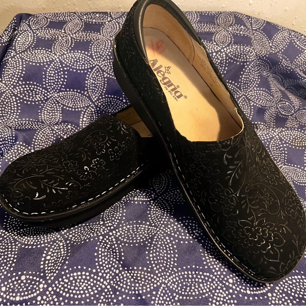 Algeria Nursing Clogs, Size 41, Women’s size 10. Gently used. - Picture 2 of 7